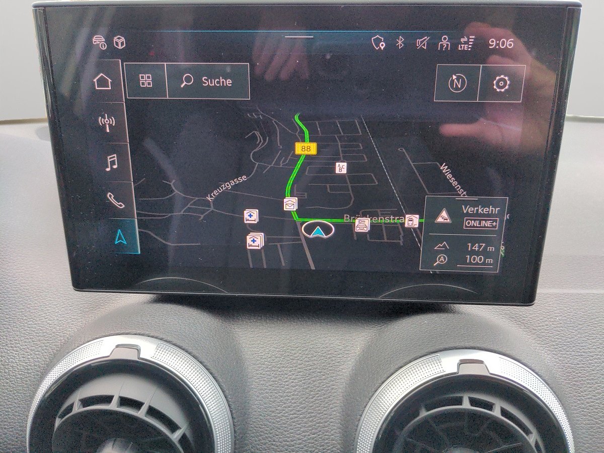 Audi Q2 Infotainment-Display mit Navigationsansicht