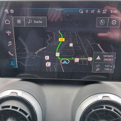 Audi Q2 Infotainment-Display mit Navigationsansicht