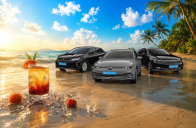 Drei Volkswagen Gebrauchtwagen am tropischen Strand mit Cocktail und blauem Himmel als sommerliches Motiv zur VW Finanzierung