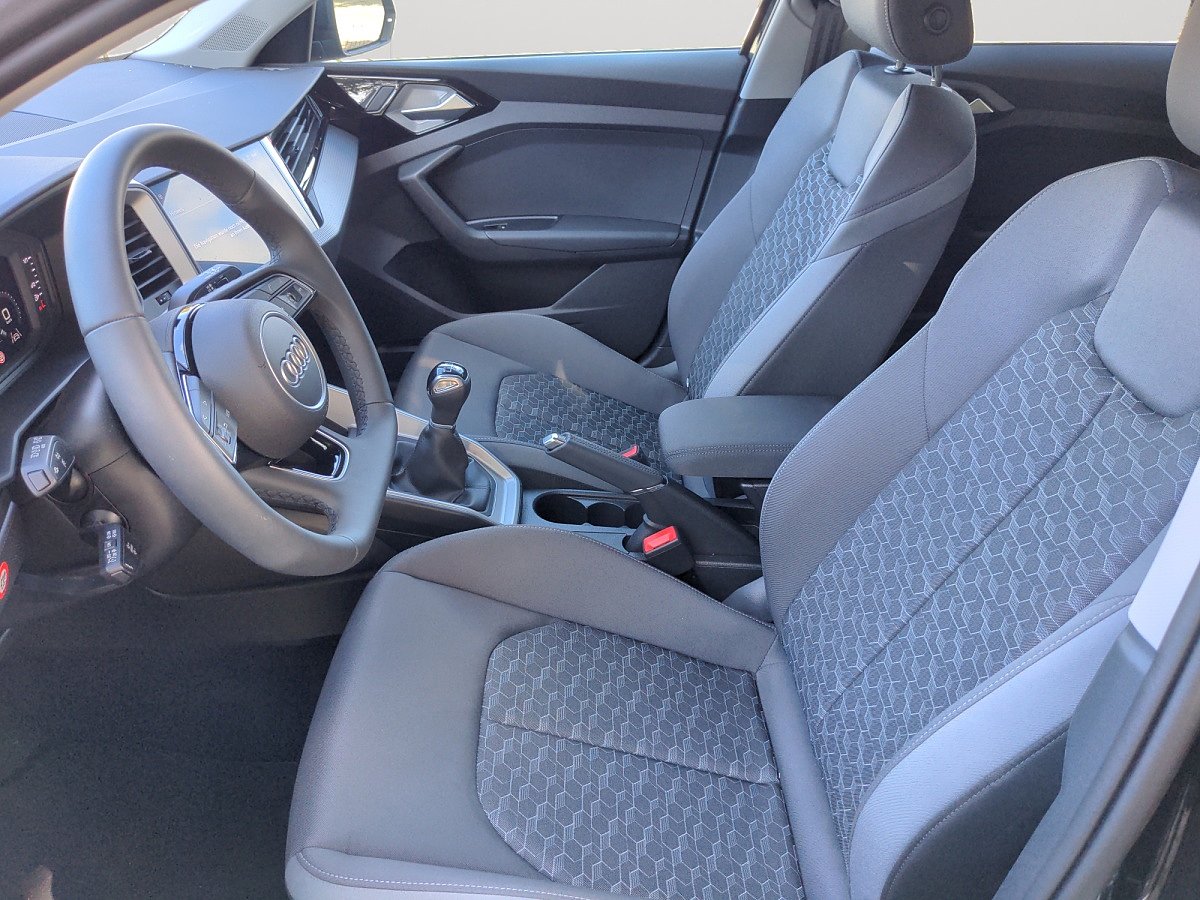Audi A1 Sportback Innenraum mit Vordersitzen und Cockpit