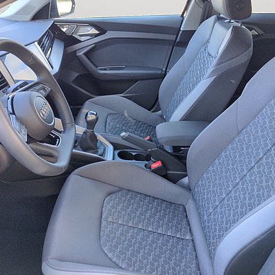 Audi A1 Sportback Innenraum mit Vordersitzen und Cockpit