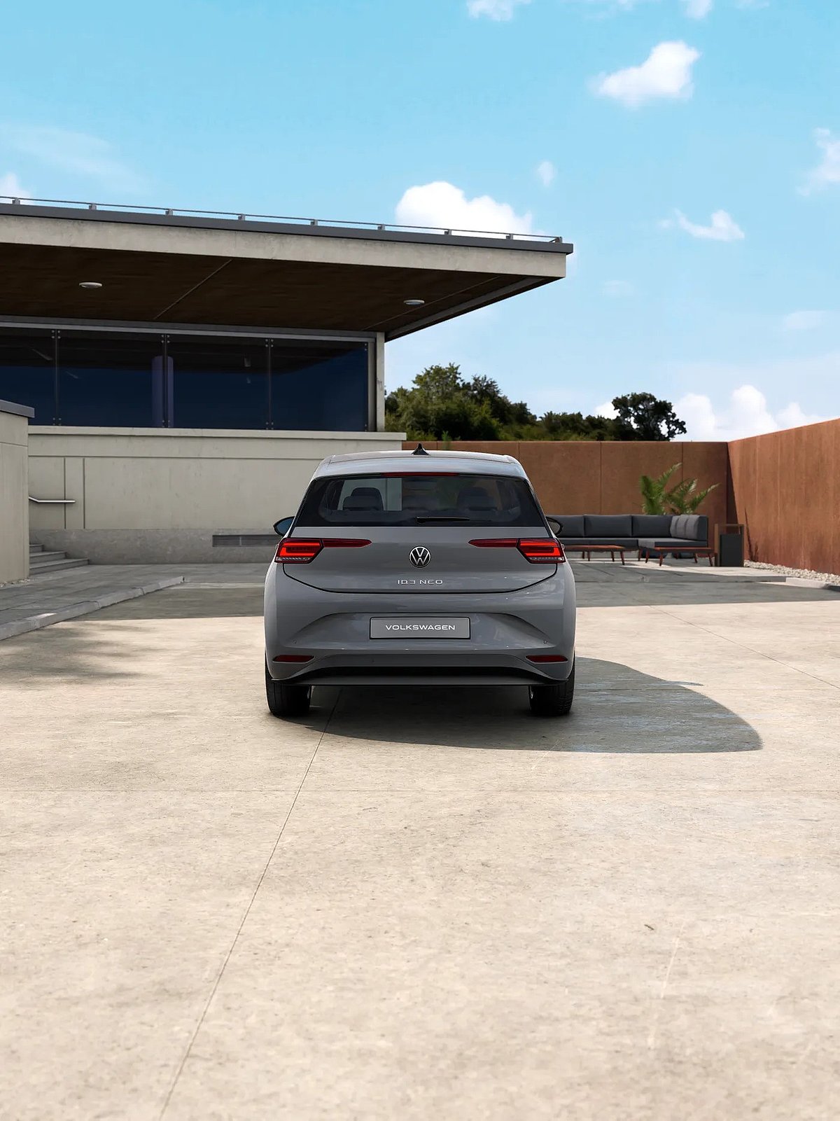 Heckansicht des grauen VW ID.3 Neo vor moderner Architektur