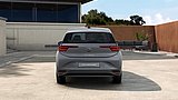 Heckansicht des grauen VW ID.3 Neo vor moderner Architektur