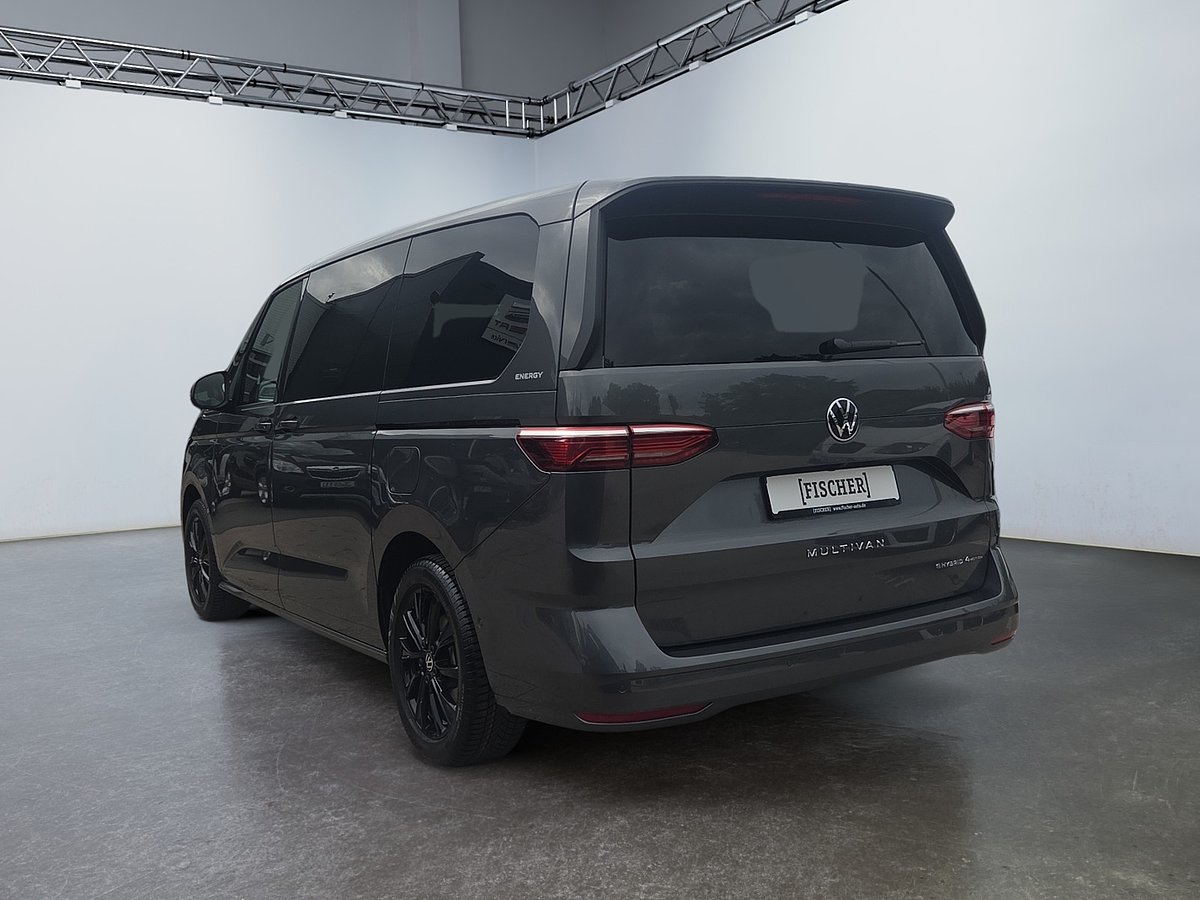 Multivan Hybrid Energy grau schräg von hinten 