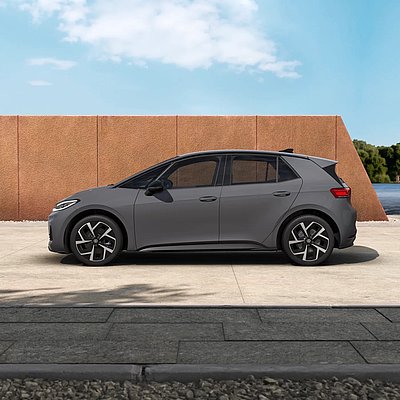 VW ID.3 Neo Style in Grau in der Seitenansicht vor einer modernen Wand