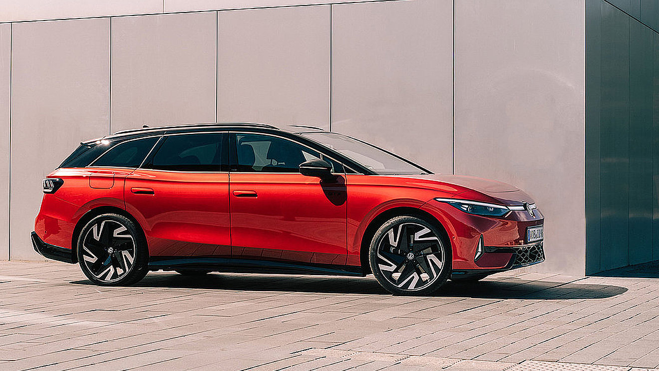 Volkswagen ID.7 GTX Tourer als roter Elektro-Kombi in moderner Seitenansicht