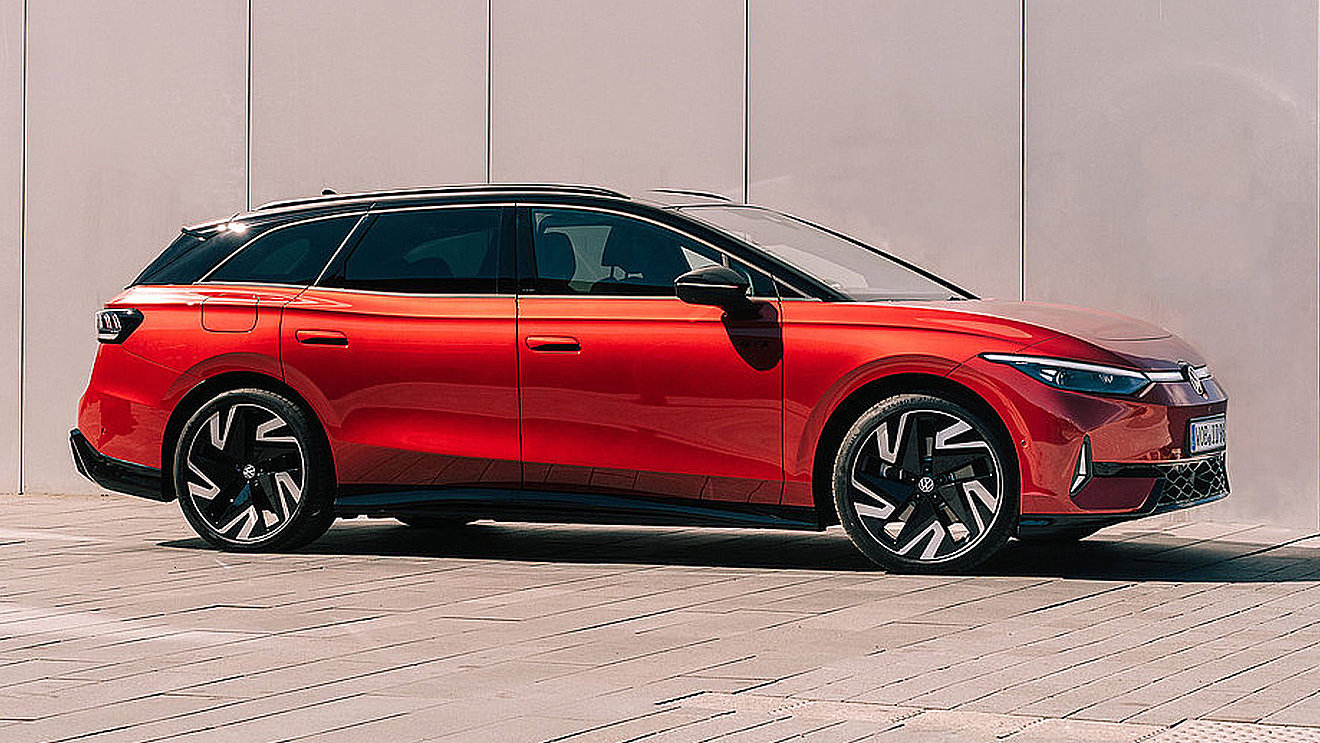 Roter VW ID.7 GTX Tourer als vollelektrischer Familienkombi in Seitenansicht – Elektroauto mit großzügigem Kofferraum, viel Platz für Gepäck und hohem Reisekomfort.