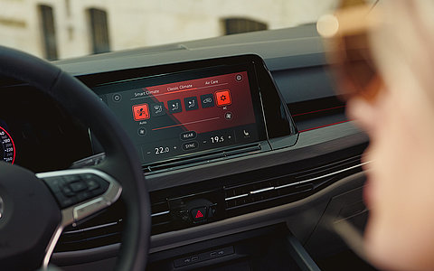 VW Golf 8 Klimaanlage – Digitale Klimasteuerung per Touchscreen Touchscreen zur Steuerung der Klimaanlage im Innenraum eines VW Golf 8 mit digitaler Klimaregelung und Air-Care-Funktion.