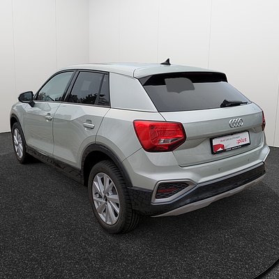 Audi Q2 in Weiß in schräger Heck-Seitenansicht