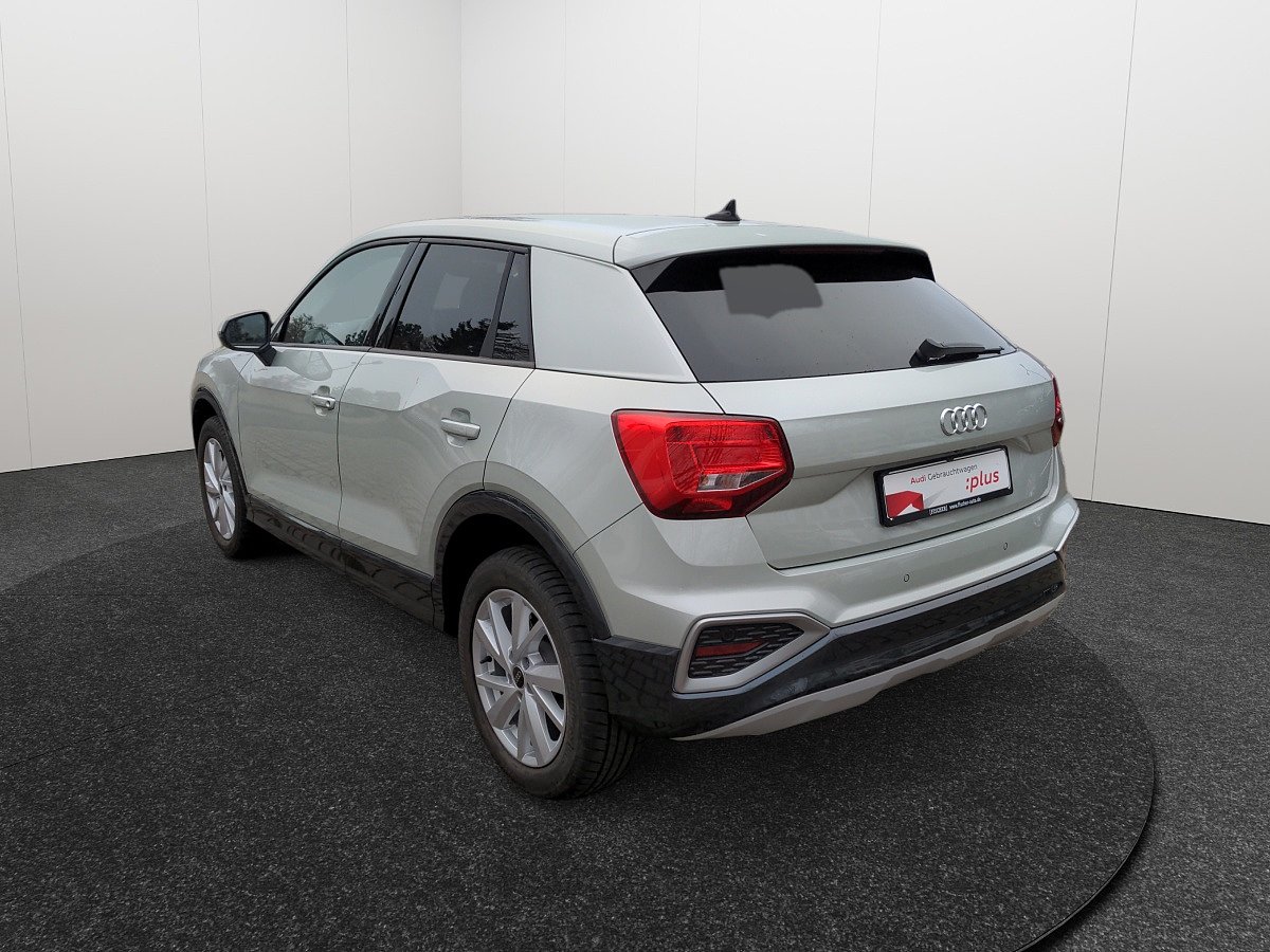 Audi Q2 in Weiß in schräger Heck-Seitenansicht
