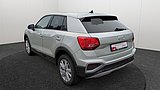Audi Q2 in Weiß in schräger Heck-Seitenansicht