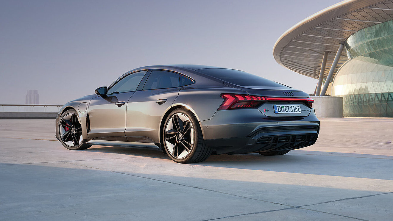 Audi e-tron GT quattro als elektrische Limousine vor moderner Architektur
