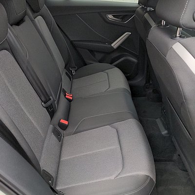 Audi Q2 Rücksitzbank mit grauen Stoffbezügen im Innenraum