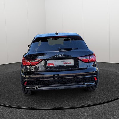 Schwarzer Audi A1 Sportback in direkter Heckansicht