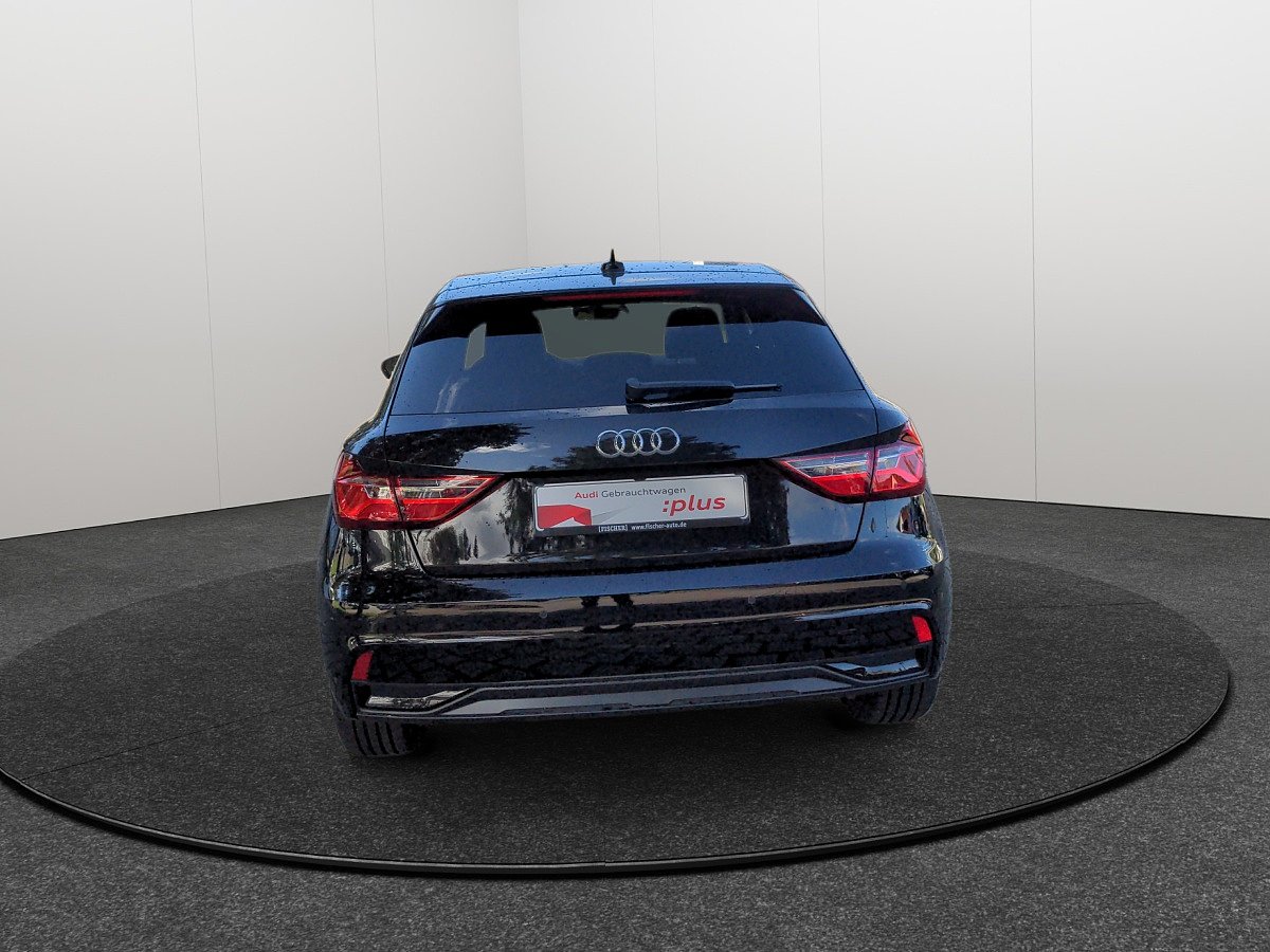 Schwarzer Audi A1 Sportback in direkter Heckansicht