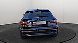 Schwarzer Audi A1 Sportback in direkter Heckansicht