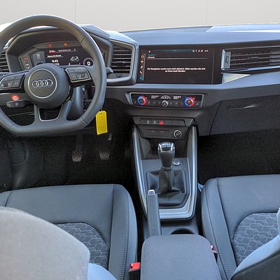 Audi A1 Sportback Innenraum mit Cockpit und Mittelkonsole