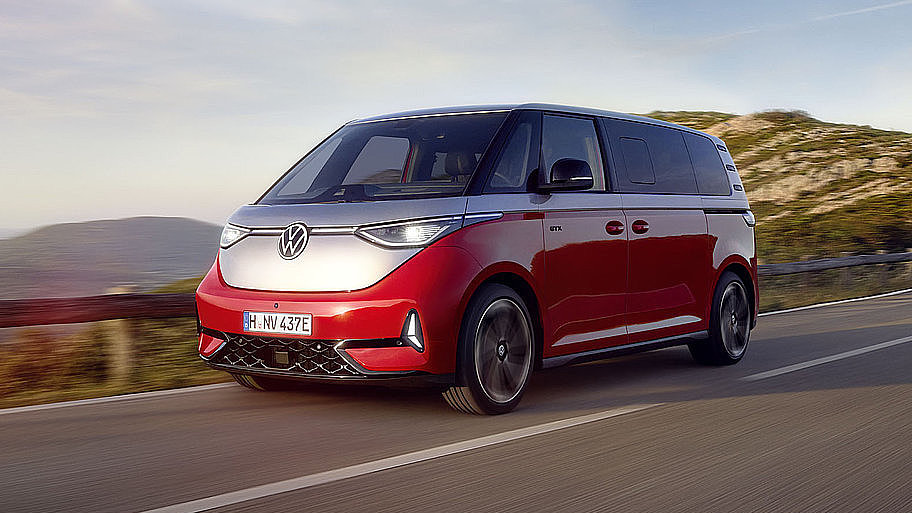Volkswagen ID. Buzz GTX auf einer Straße in Berglandschaft