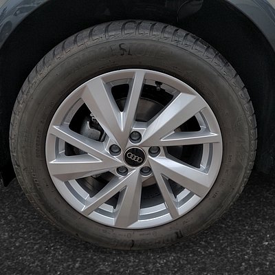 Audi Q2 Alufelge mit Reifen in Detailansicht