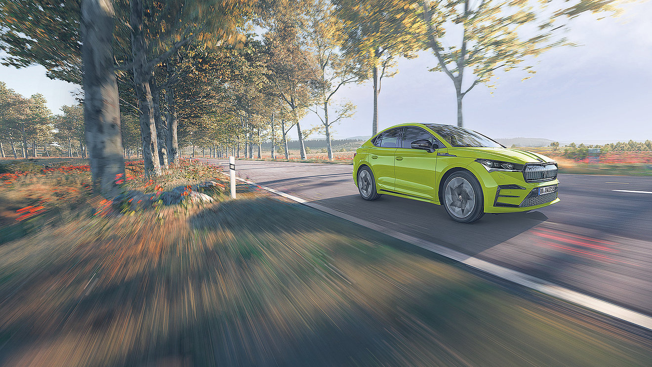 Skoda Enyaq Coupé als elektrisches SUV-Coupé in Fahrt auf einer Landstraße