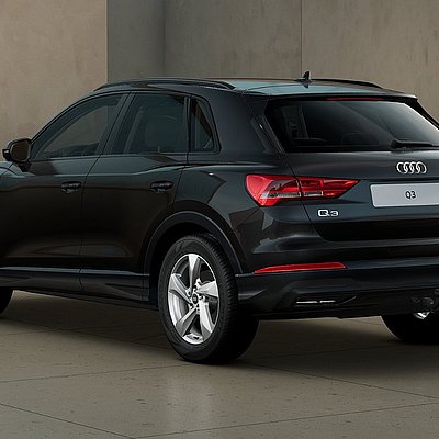 Audi Q3 in Schwarz in der Heckansicht