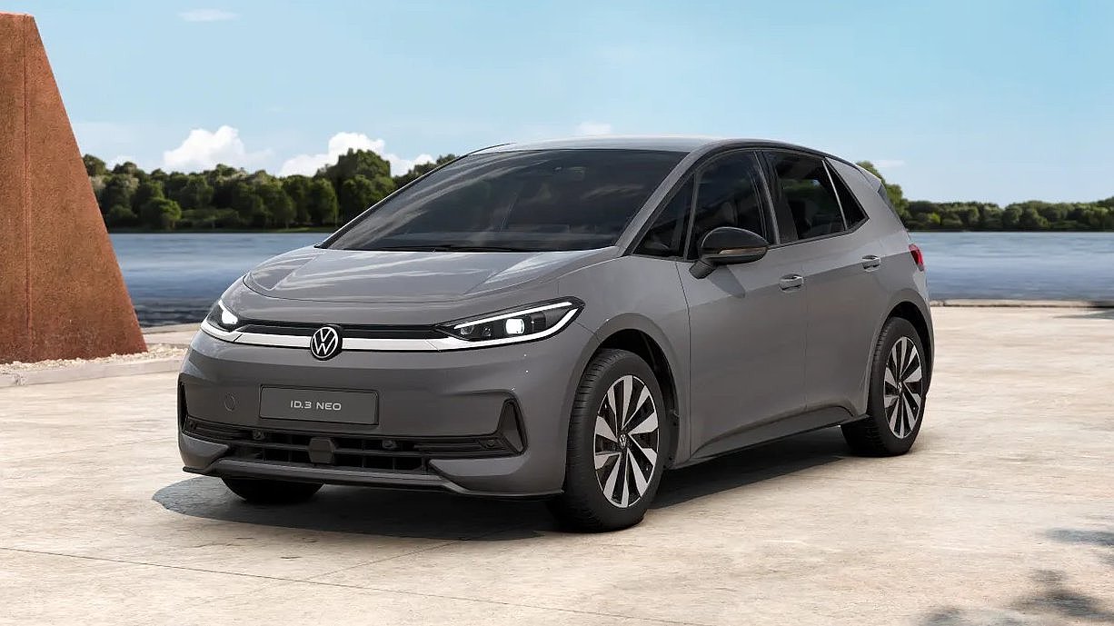 VW ID.3 Neo in Schrägansicht von vorne am Wasser