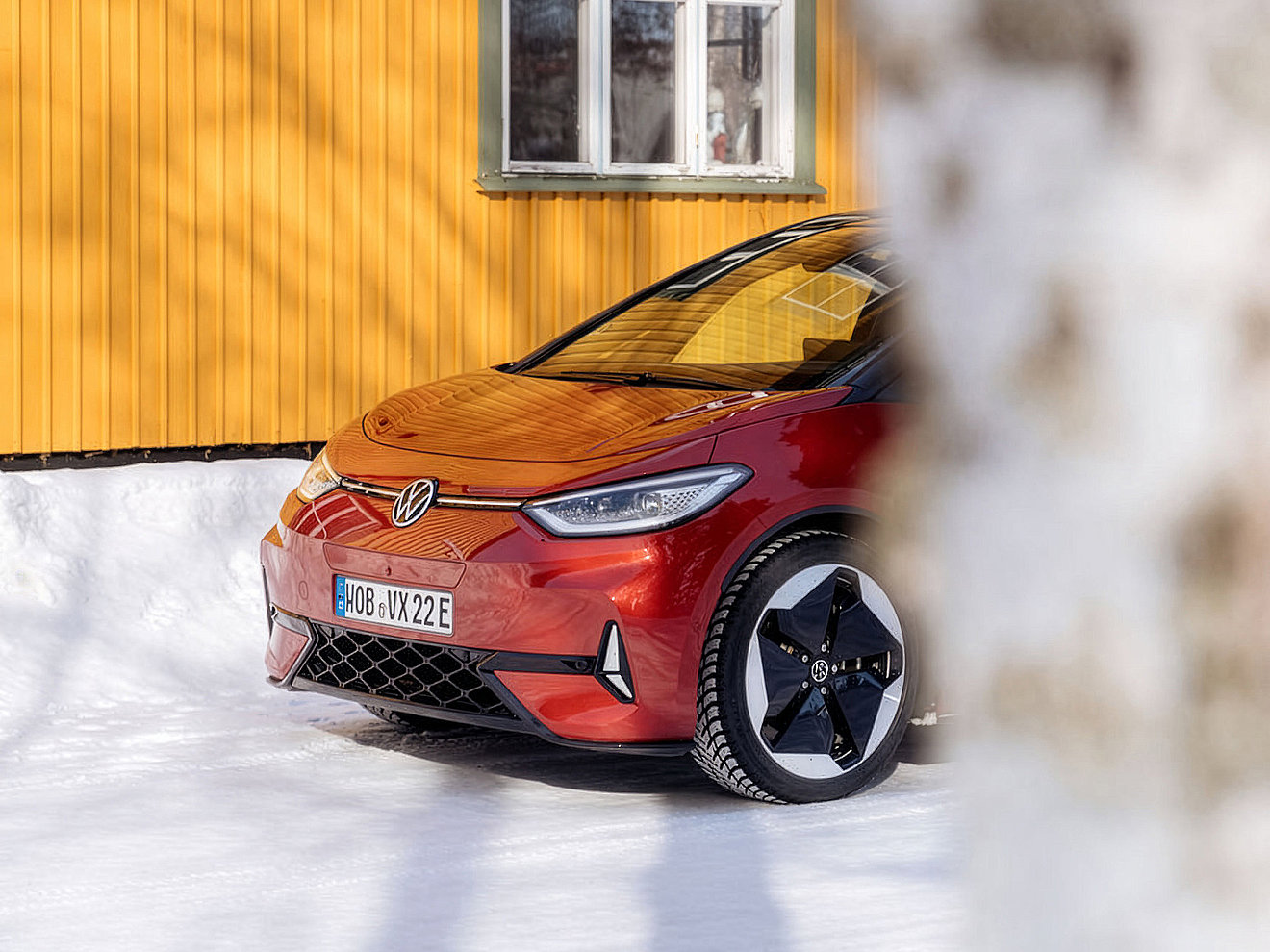 VW ID.3 Elektroauto auf winterlicher Straße im Schnee