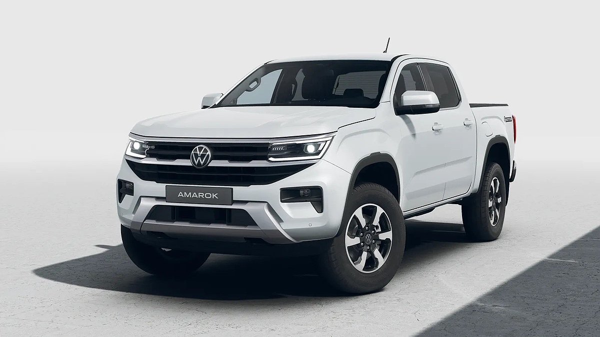 Weißer Volkswagen Amarok in schräger Frontansicht
