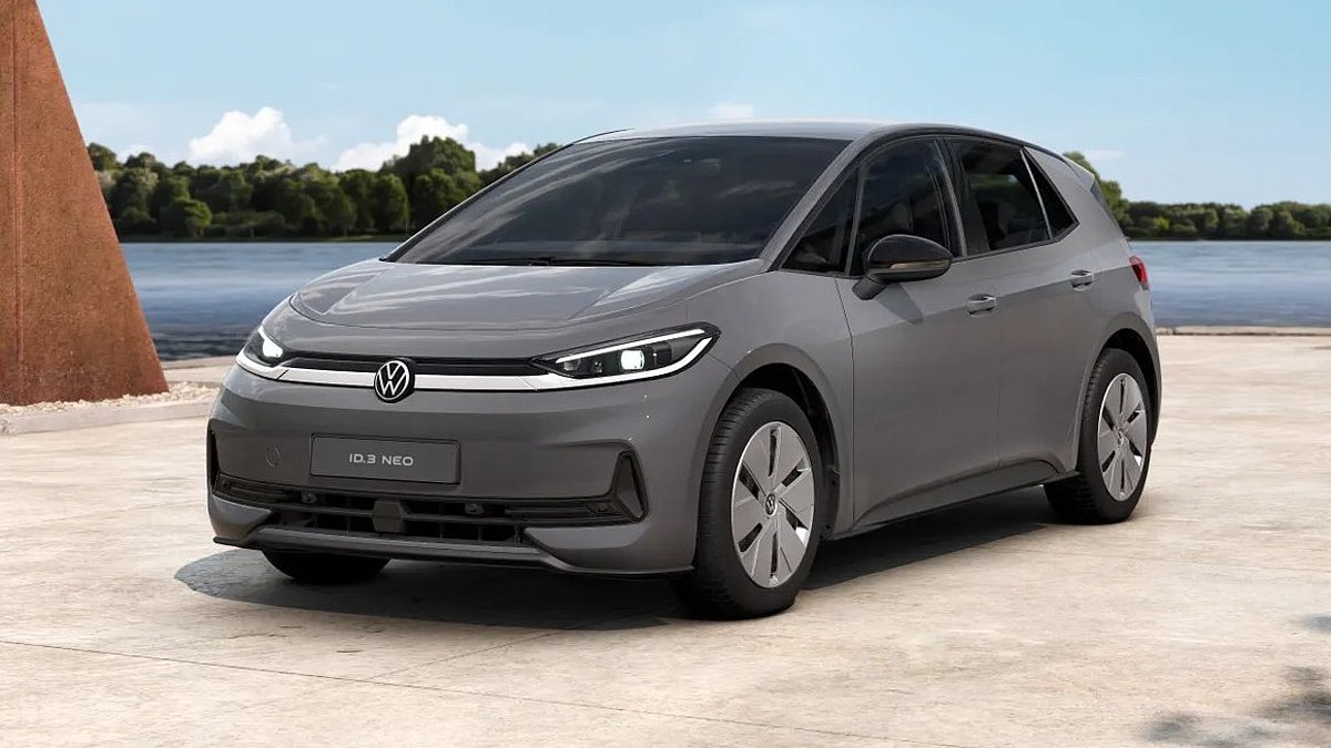 VW ID.3 Neo in Schrägansicht von vorne am Wasser