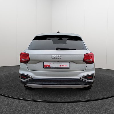 Audi Q2 in Weiß in direkter Heckansicht