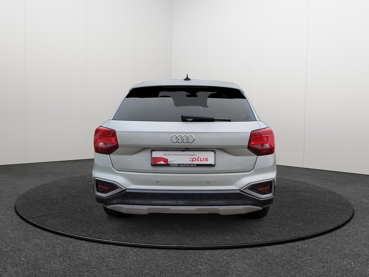Audi Q2 in Weiß in direkter Heckansicht