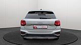 Audi Q2 in Weiß in direkter Heckansicht
