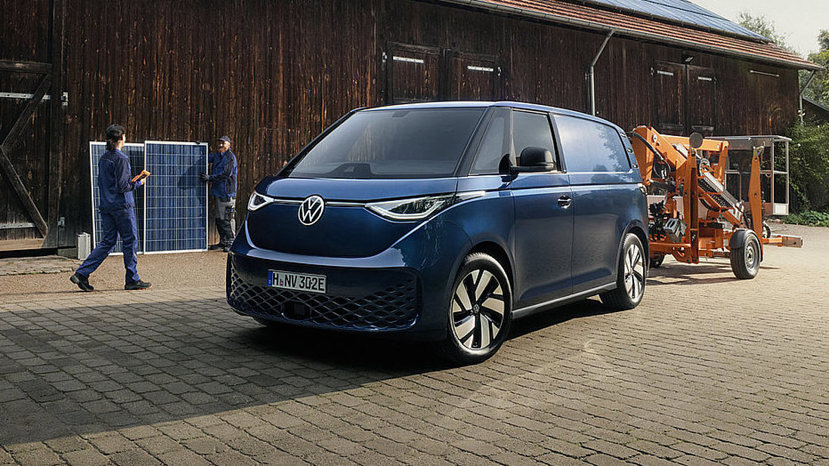 Volkswagen ID. Buzz Cargo auf einem Hof mit Solaranlage
