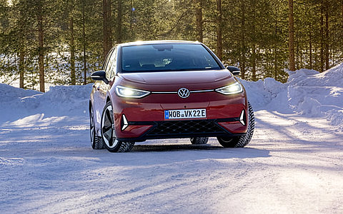 VW ID.3 Elektroauto im Winter auf verschneiter Straß