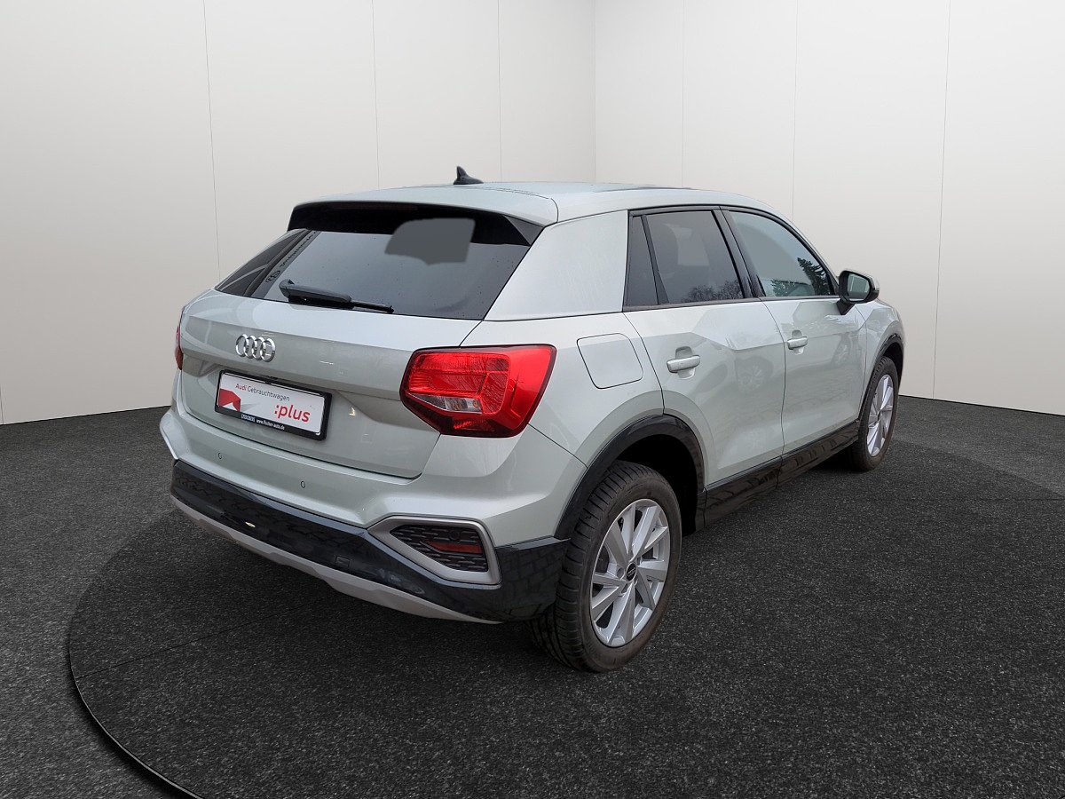 Weißer Audi Q2 Gebrauchtwagen in seitlicher Heckansicht