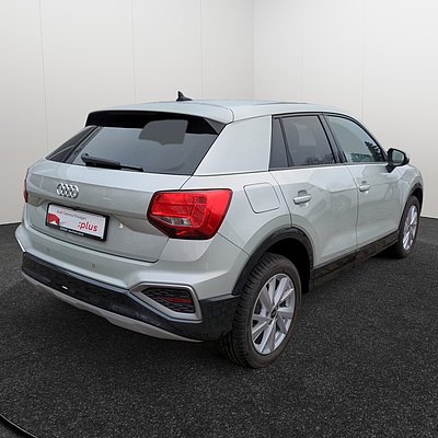 Weißer Audi Q2 Gebrauchtwagen in seitlicher Heckansicht