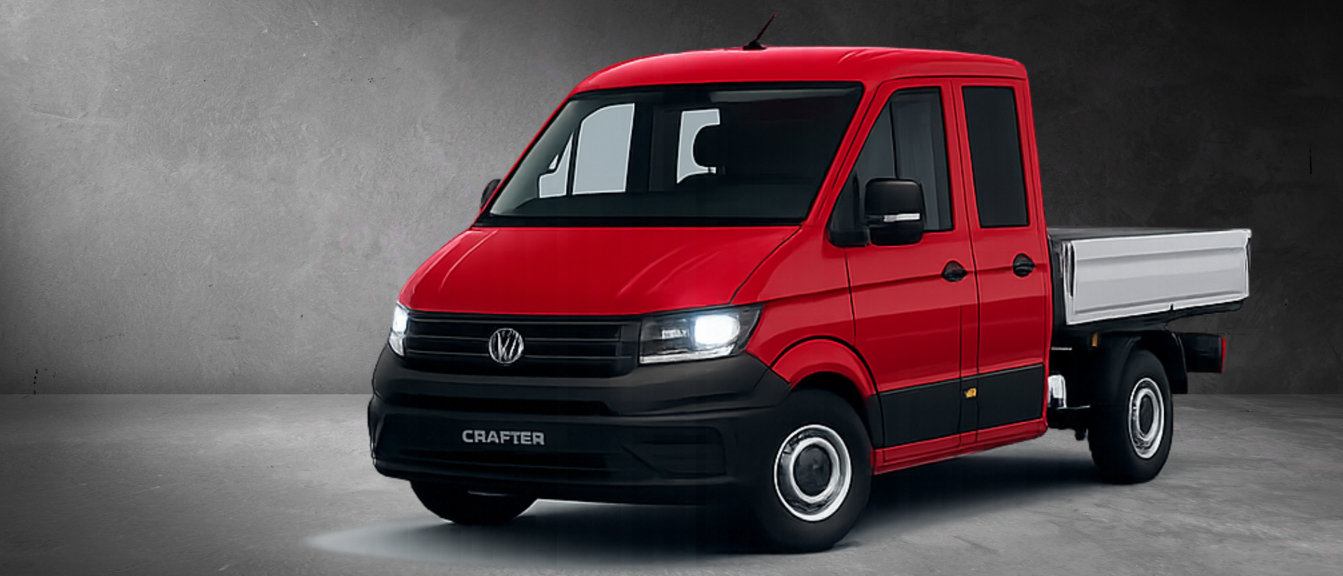 Roter Volkswagen Crafter Pritsche mit Doppelkabine im Studio