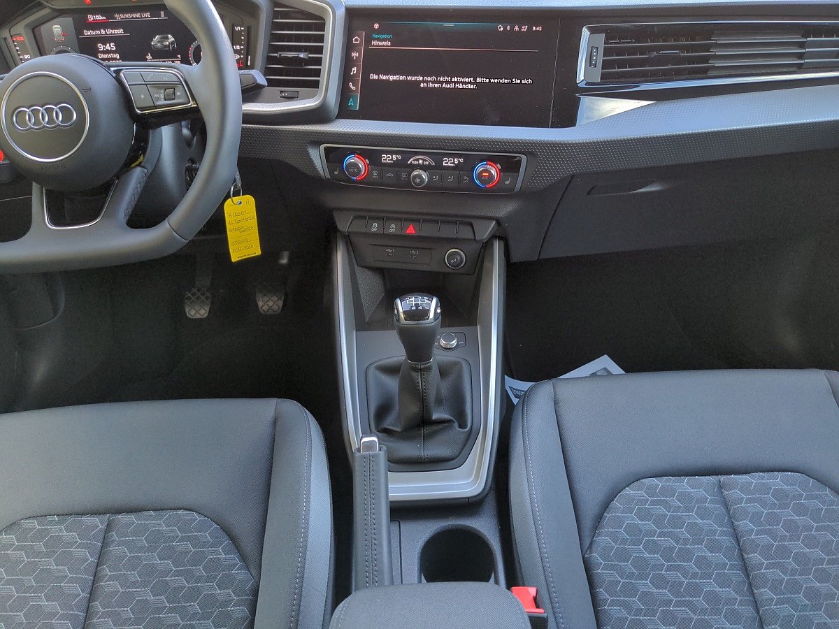 Audi A1 Sportback Innenraum mit Mittelkonsole und Schaltgetriebe