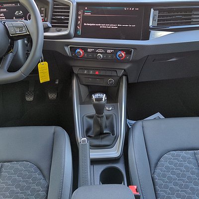 Audi A1 Sportback Innenraum mit Mittelkonsole und Schaltgetriebe