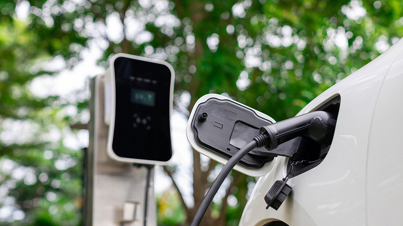 Elektroauto an Ladesäule – öffentliche Ladestationen finden