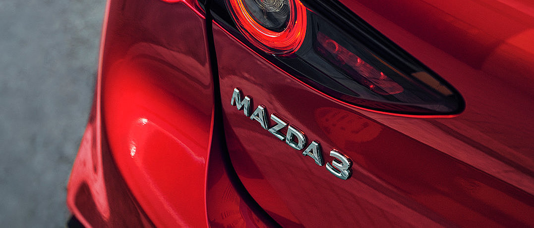 Mazda 3 Heckleuchte mit rotem Lack im Detail