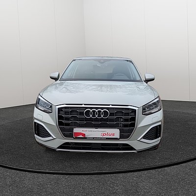 Audi Q2 in Weiß als Gebrauchtwagen in direkter Frontansicht