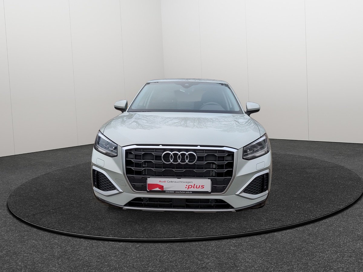 Audi Q2 in Weiß als Gebrauchtwagen in direkter Frontansicht