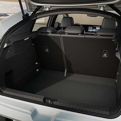 Audi A2 e-tron weiss 125 kw Nahaufnahme Kofferraum offen Audi A2 e-tron weiss 125 kw Nahaufnahme Kofferraum offen