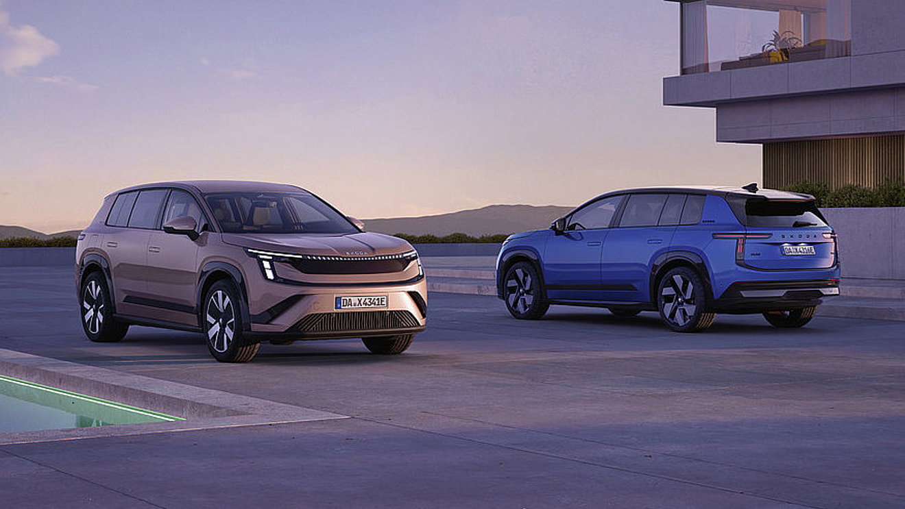 Zwei Škoda Peaq Elektro-SUV in unterschiedlichen Farben vor moderner Architektur – geräumige Elektroautos für Familien mit hohem Platzangebot und Komfort.