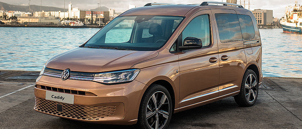 Volkswagen Caddy Van in Bronze am Hafen