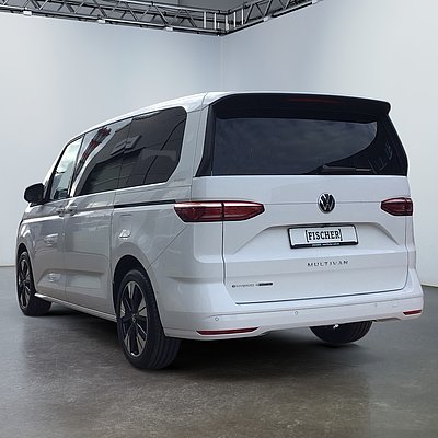 Multivan Hybrid Energy weiß schräg von hinten