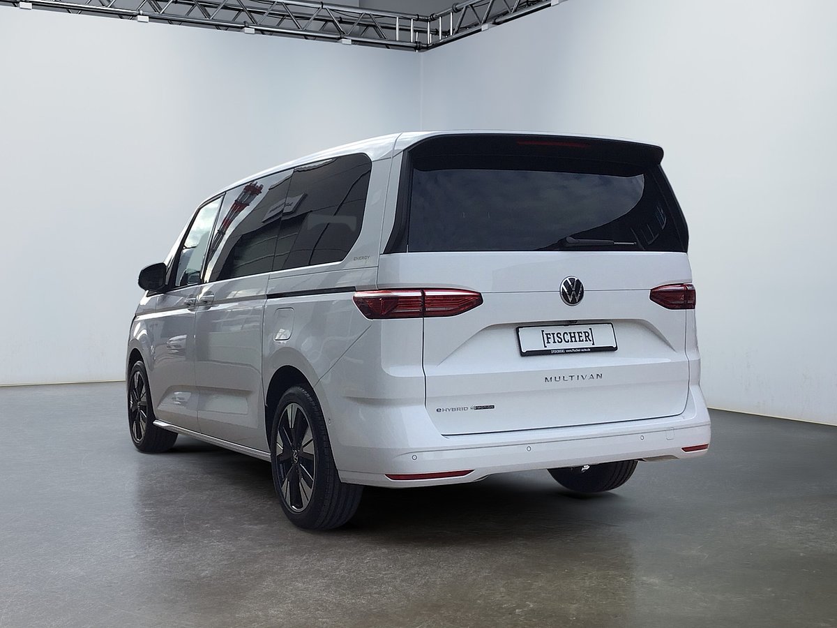 Multivan Hybrid Energy weiß schräg von hinten