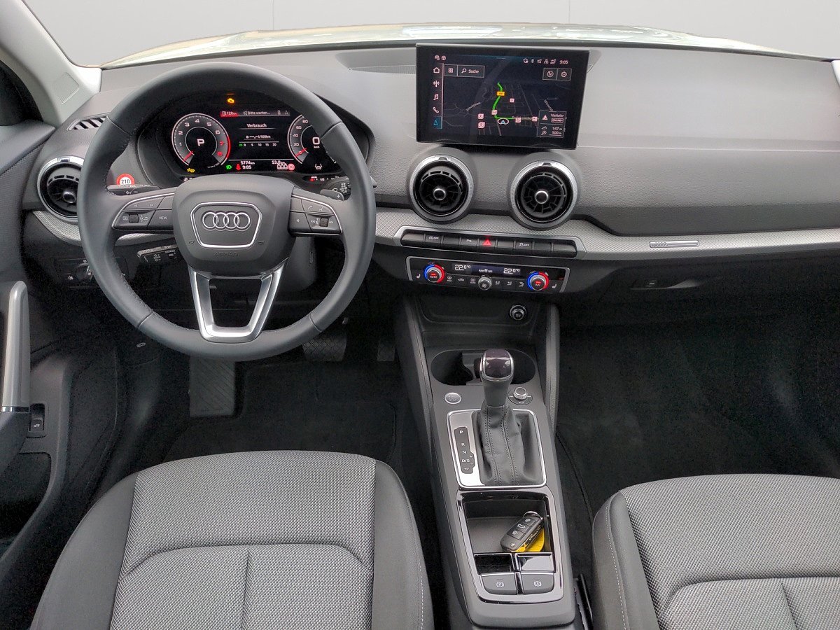Audi Q2 Cockpit mit Lenkrad, Infotainment und Automatikgetriebe