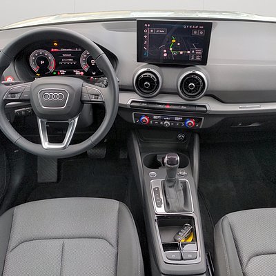 Audi Q2 Cockpit mit Lenkrad, Infotainment und Automatikgetriebe